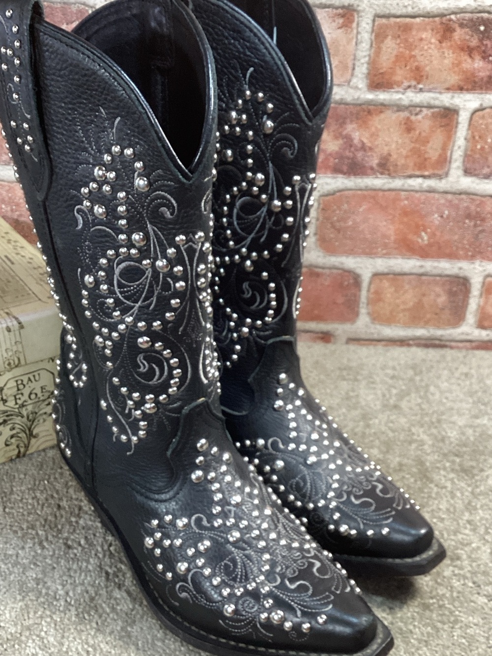 Laredo Lucretia Studded snip toe womens western cowboy boots size 6